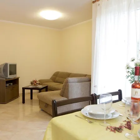 Apartamento In Mit Kleiner Terrasse